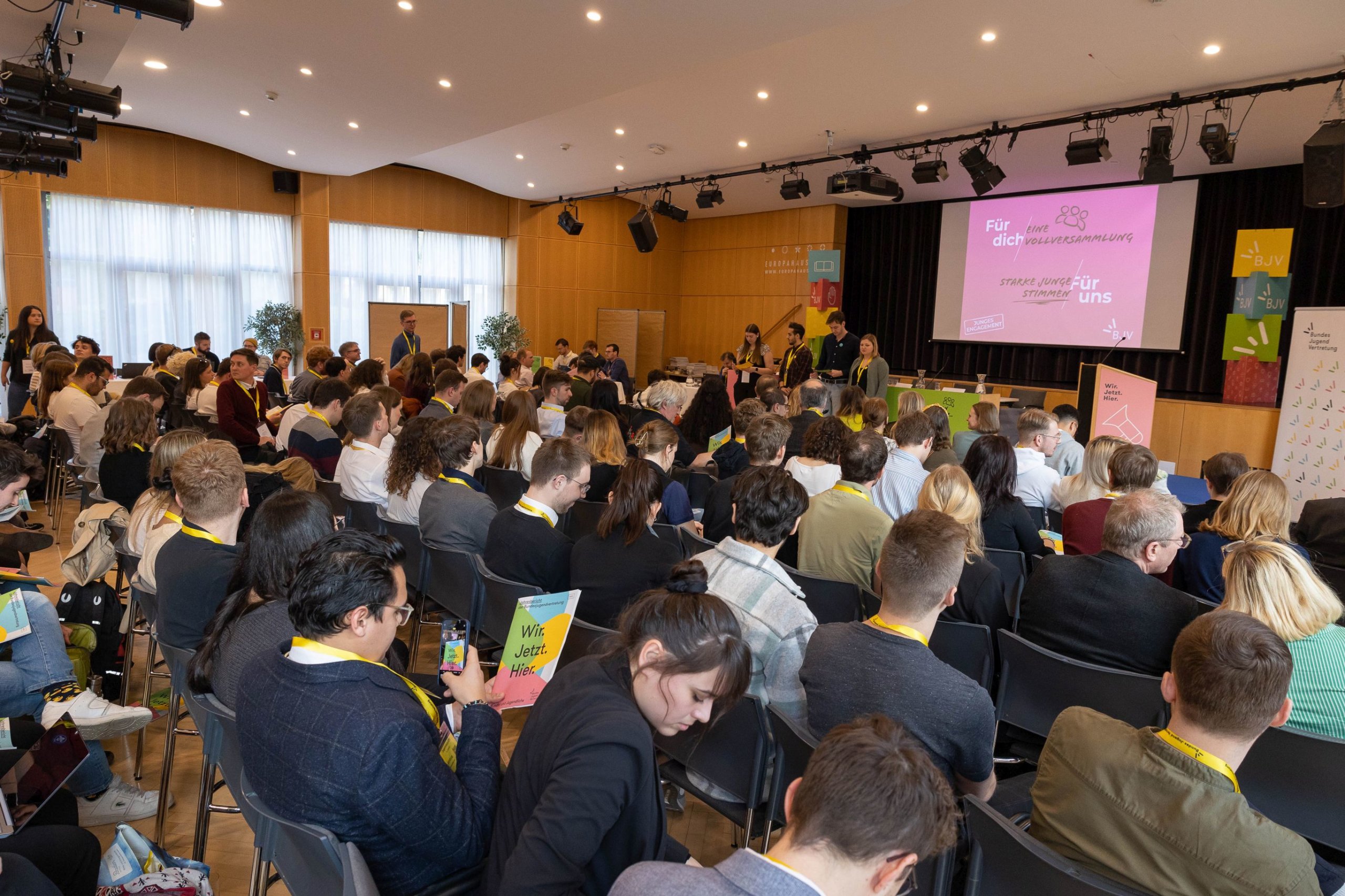 Die Delegierten der Vollversammlung sitzen im Saal der Vollversammlung