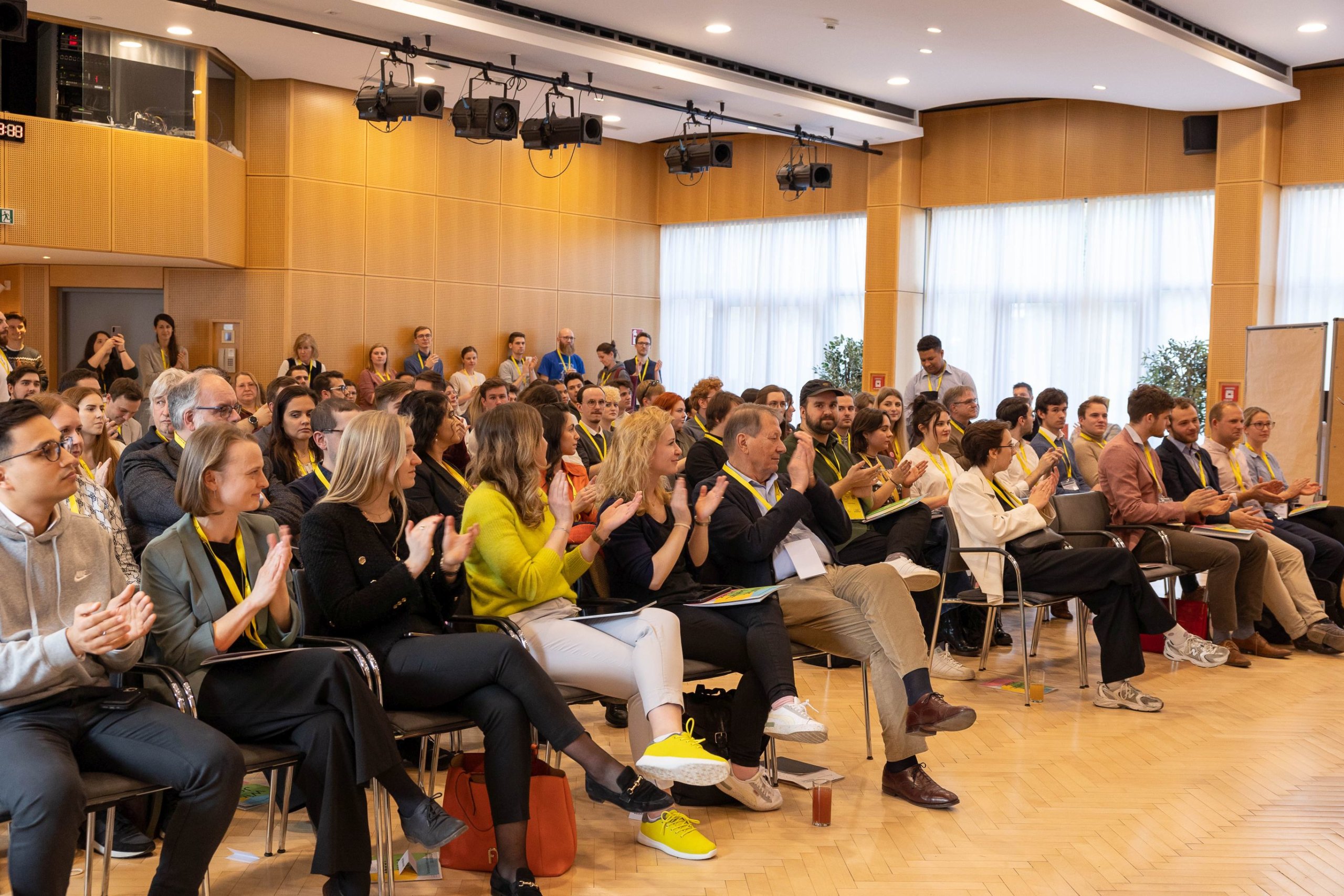 Die Delegierten und Ehrengäste der Vollversammlung sitzen im Saal der Vollversammlung