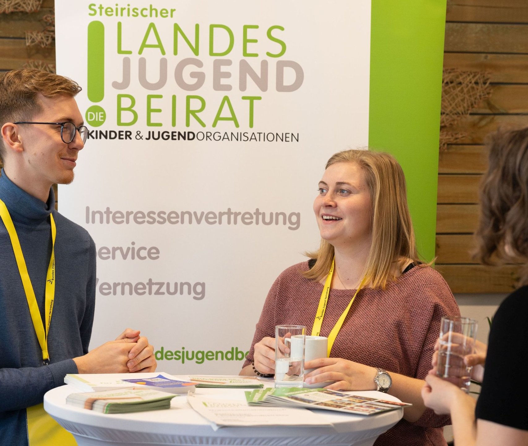 Ein Vertreter und eine Verteterin des Steirischen Landesjugendbeirats beim Infostand