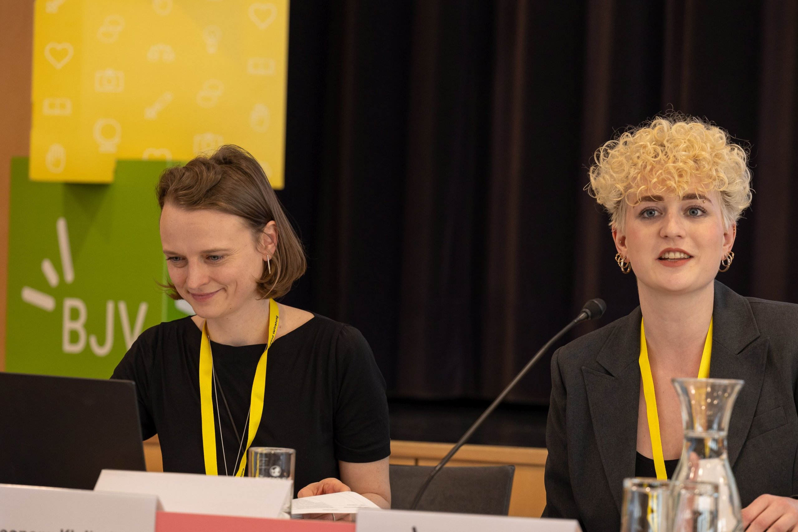 BJV-Geschäftsführerin Nora Kleibel mit Keya Baier von der ÖH am Podium