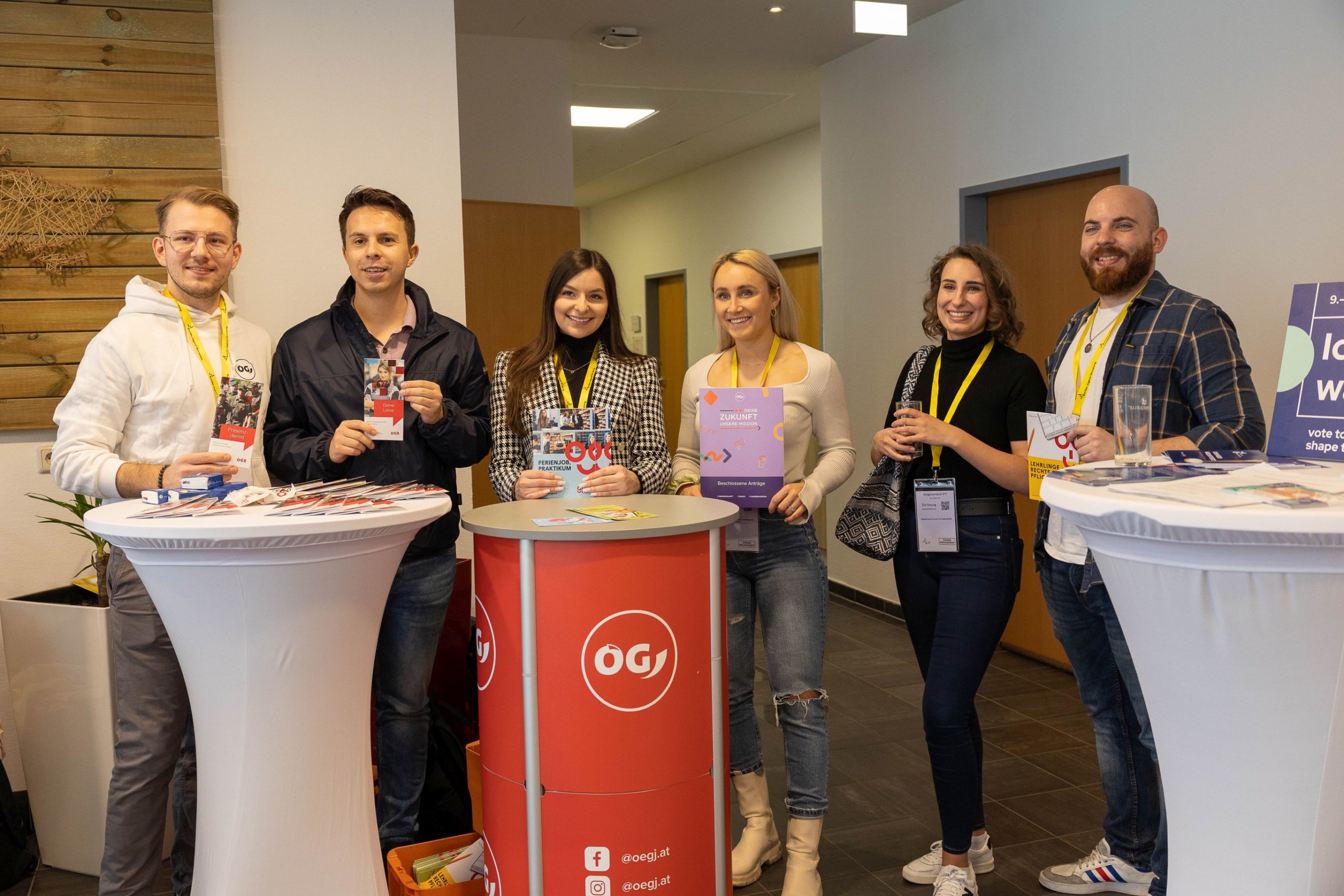 Mitglieder der Gewerkschaftsjugend beim Infostand