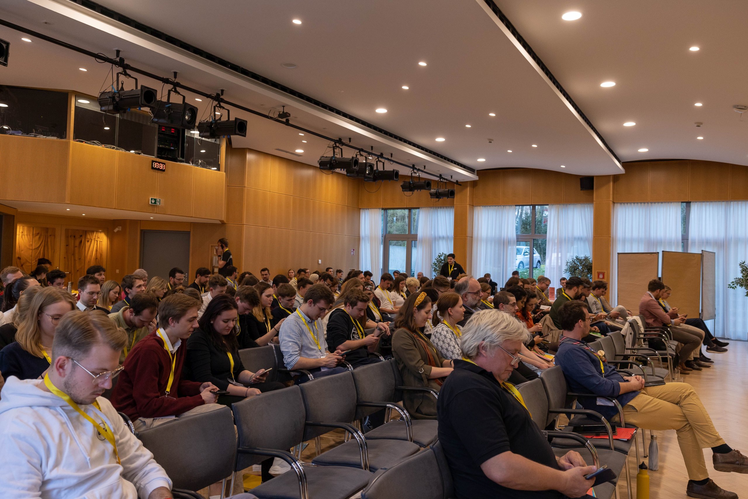 Delegierte der Vollversammlung sitzen im Saal