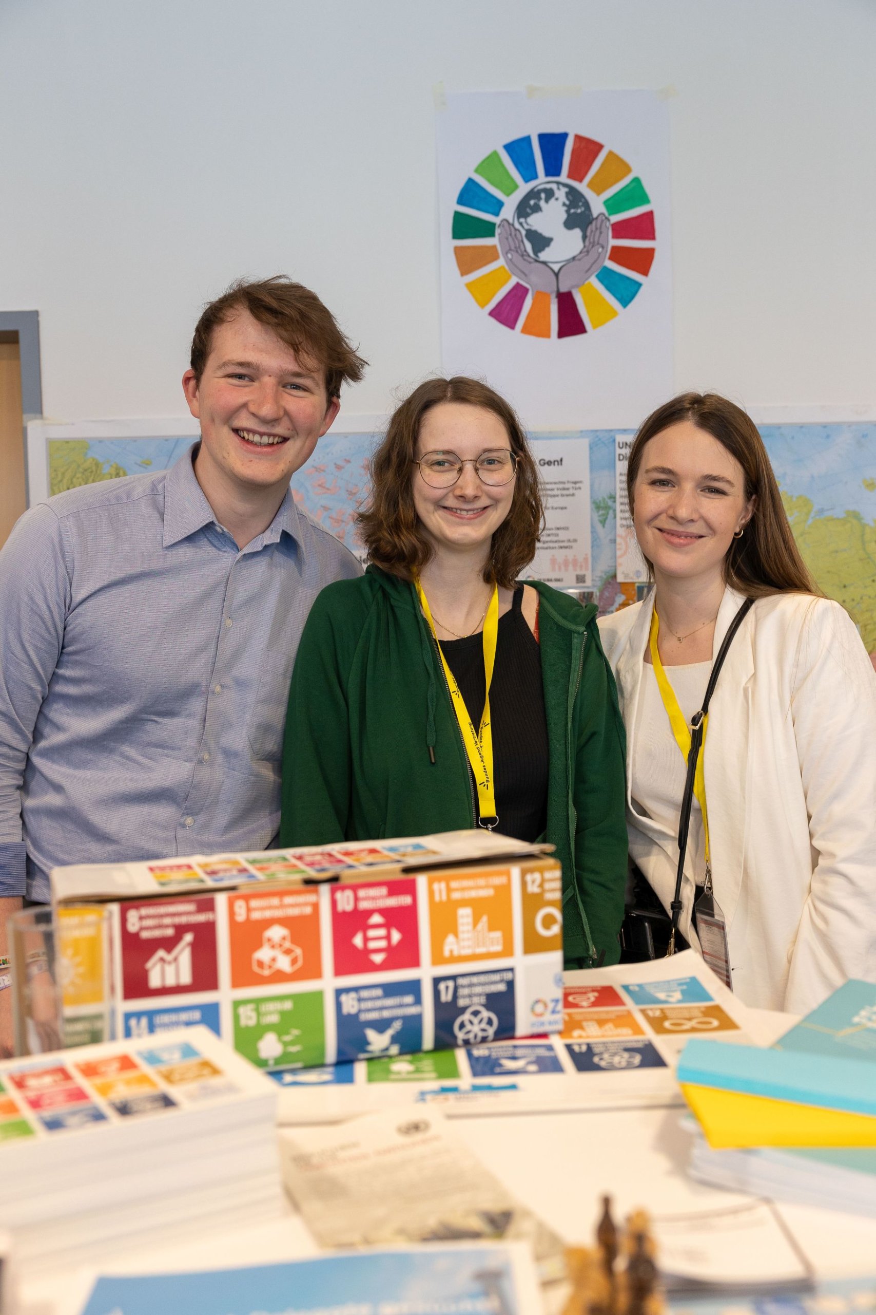 Die UNO-Jugenddelegierten Marvin Huber und Miriam Egger mit BJV-Referentin Natalie Haas bei ihrem Infostand