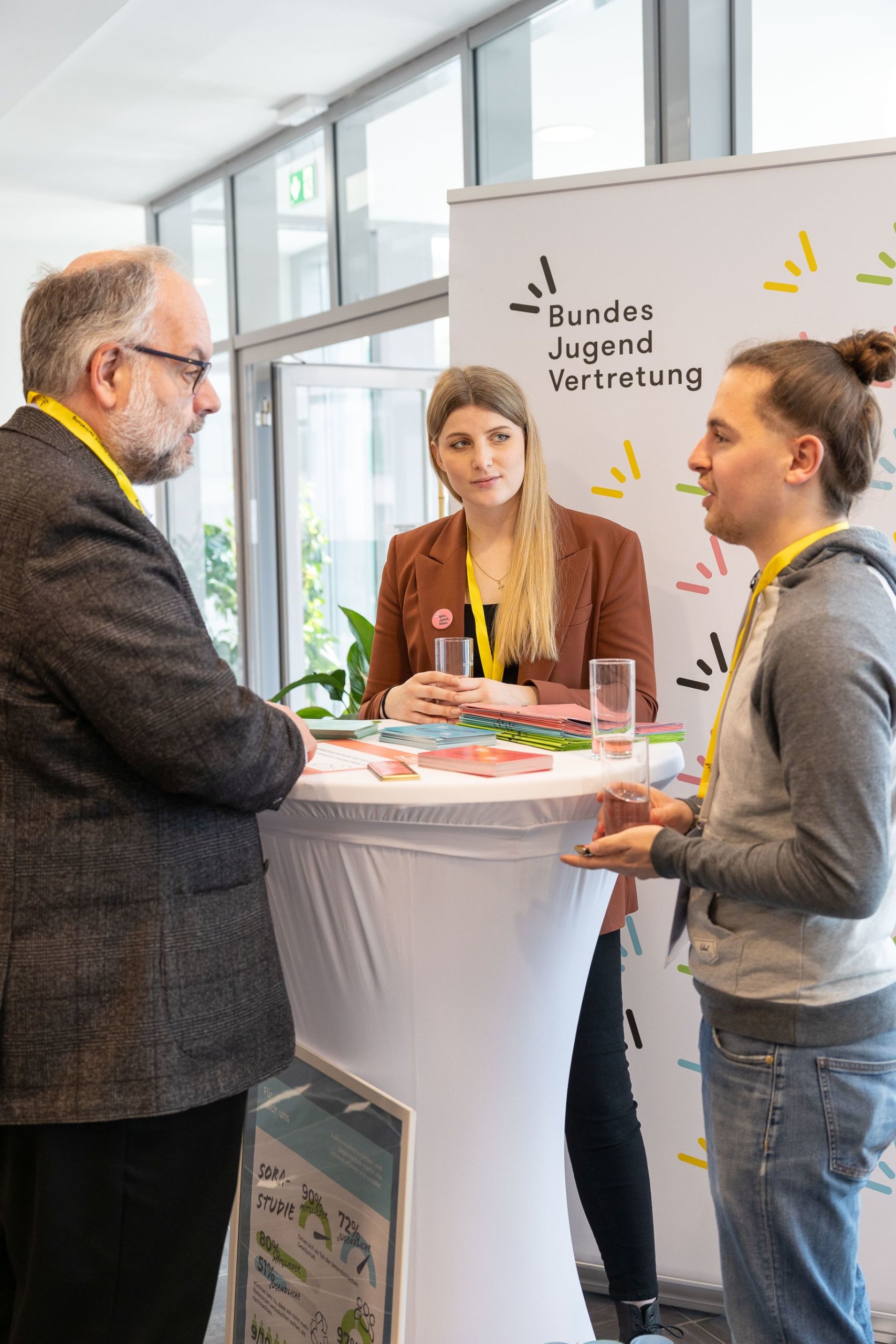 BJV-Mitglieder bei ihrem Infostand im Austausch mit Robert Lender aus dem Bundeskanzleramt