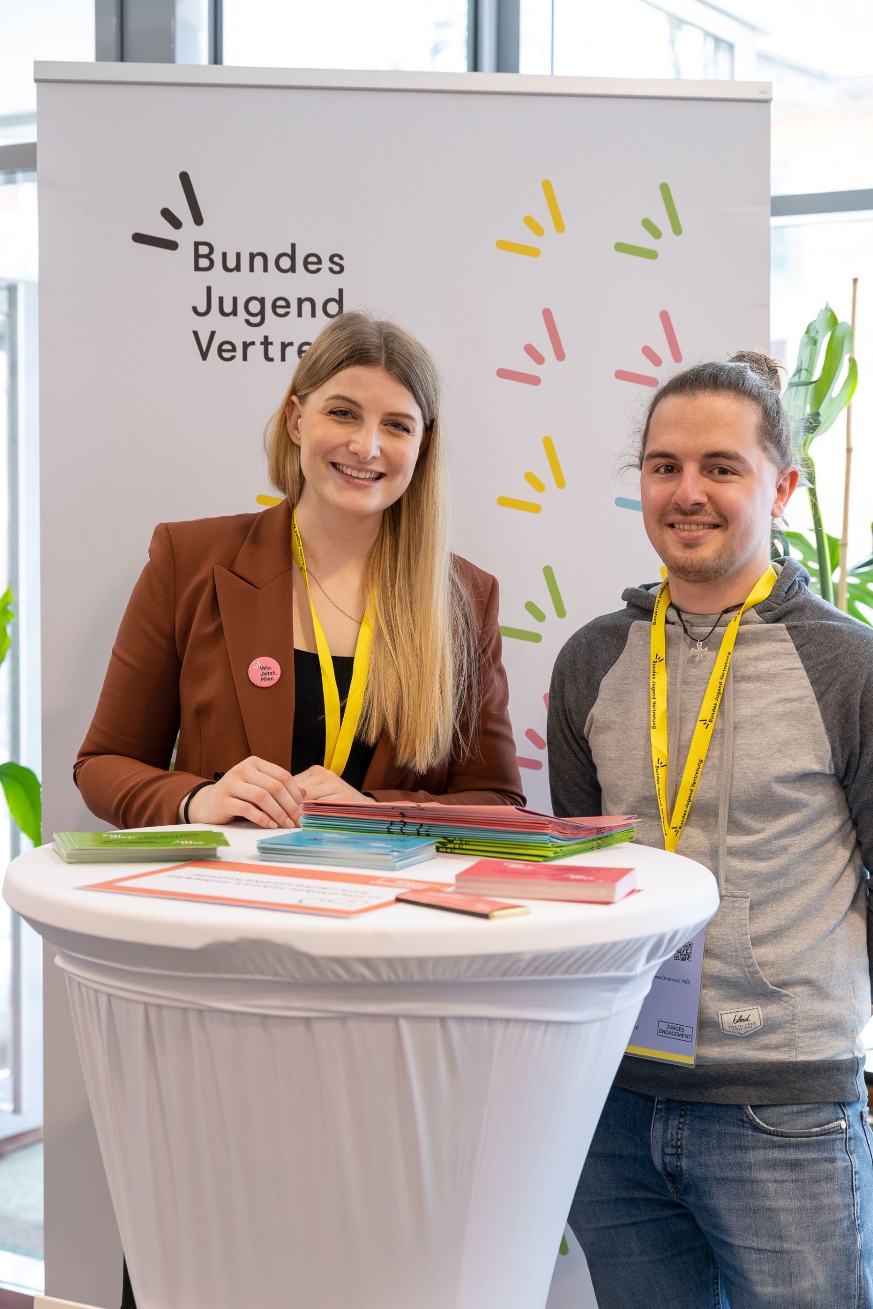 eine Vertreterin und ein Vertreter der BJV bei ihrem Infostand