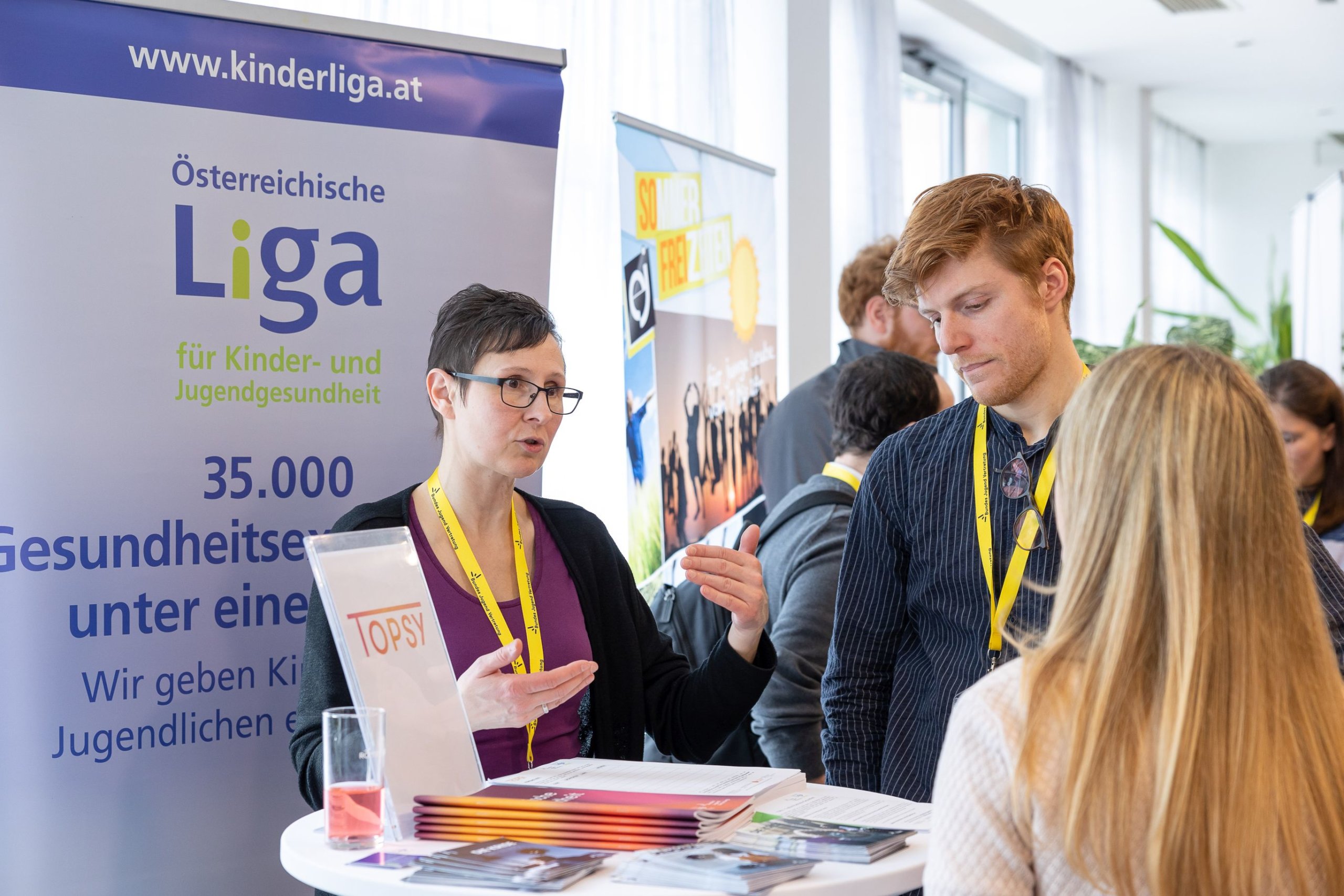 Vertreterin der Liga für Kinder- und Jugendgesundheit mit BJV-Referent bei ihrem Infostand