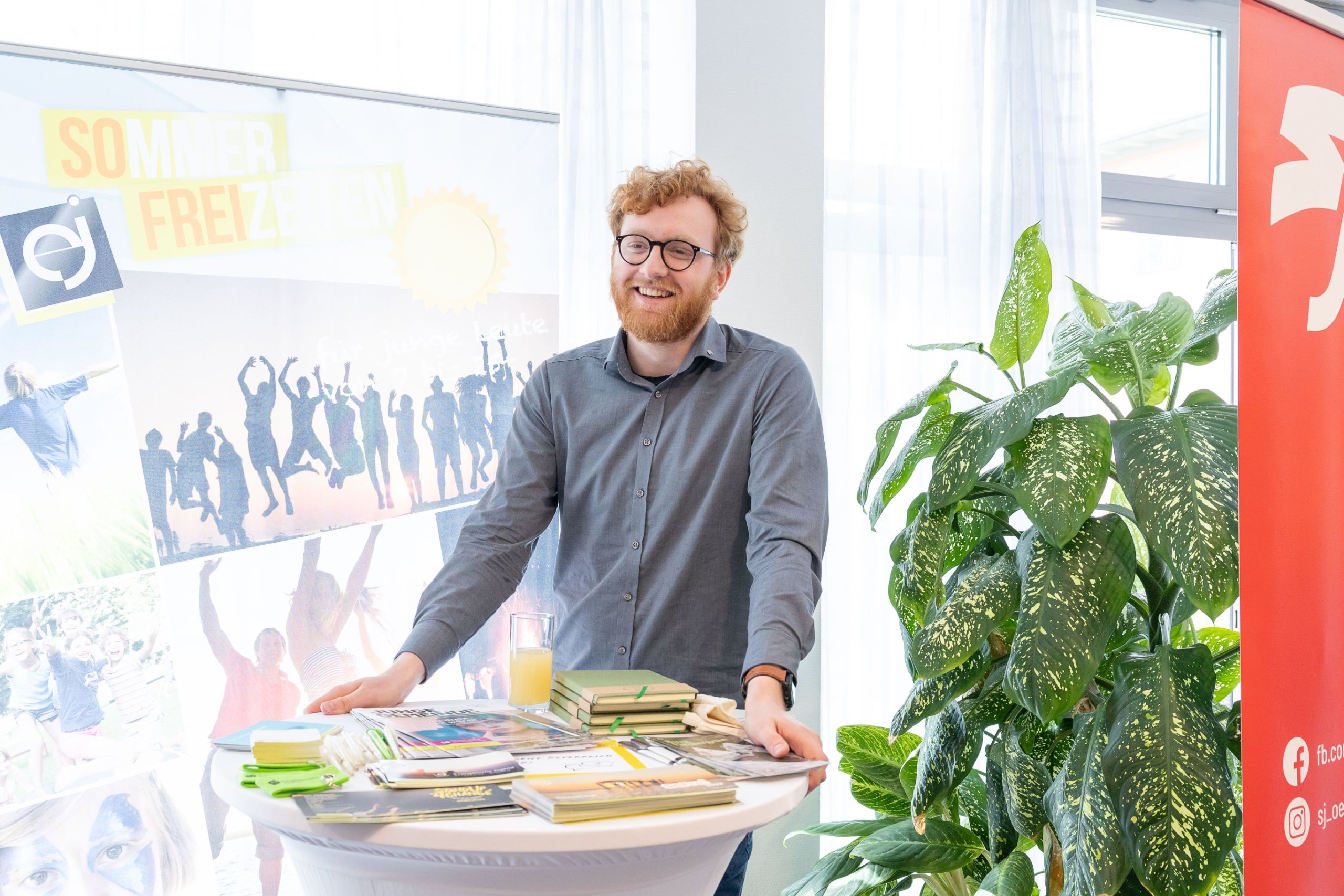 Vertreter der Evangelischen Jugend beim Infostand