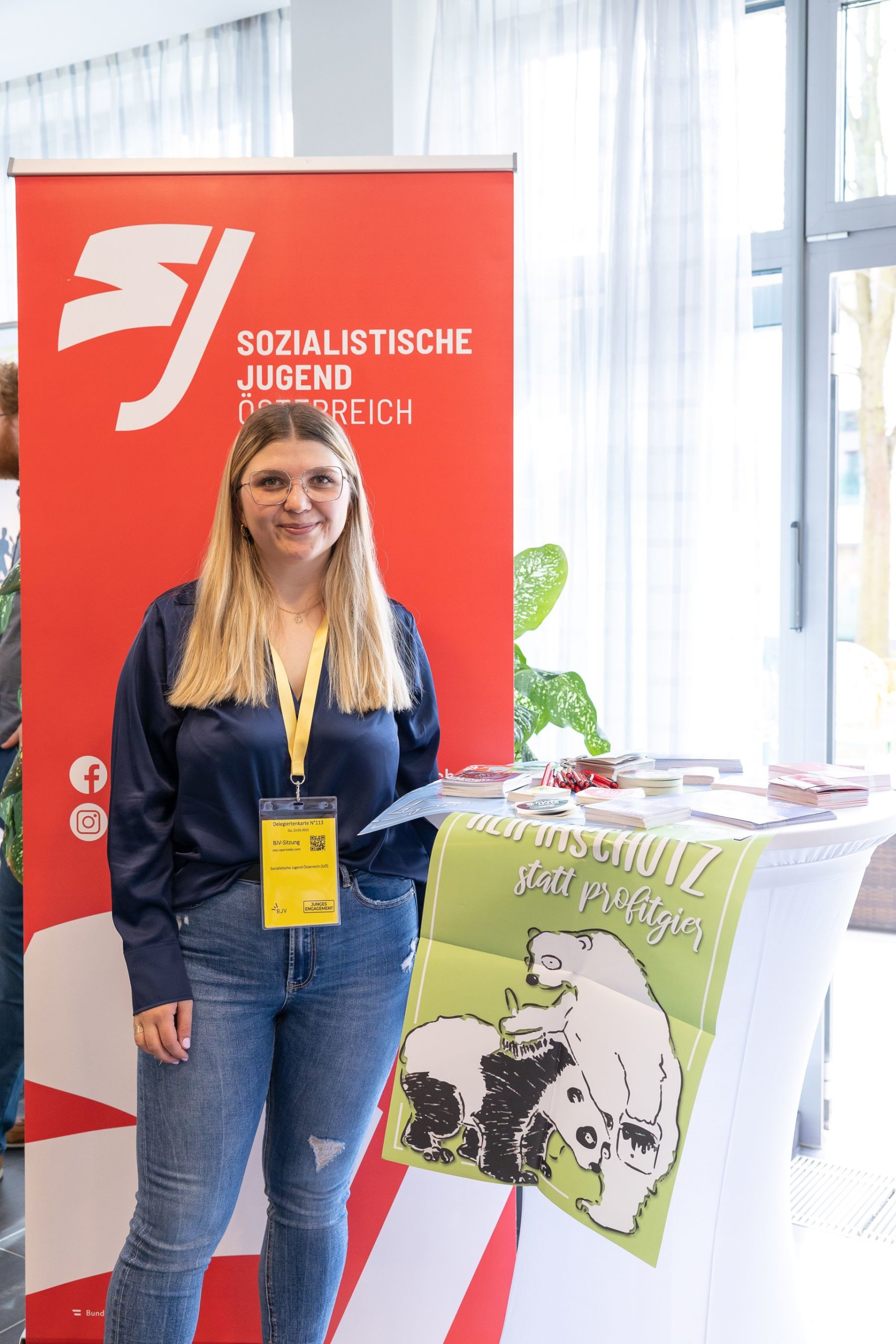 Vertreterin der Sozialistischen Jugend bei ihrem Infostand