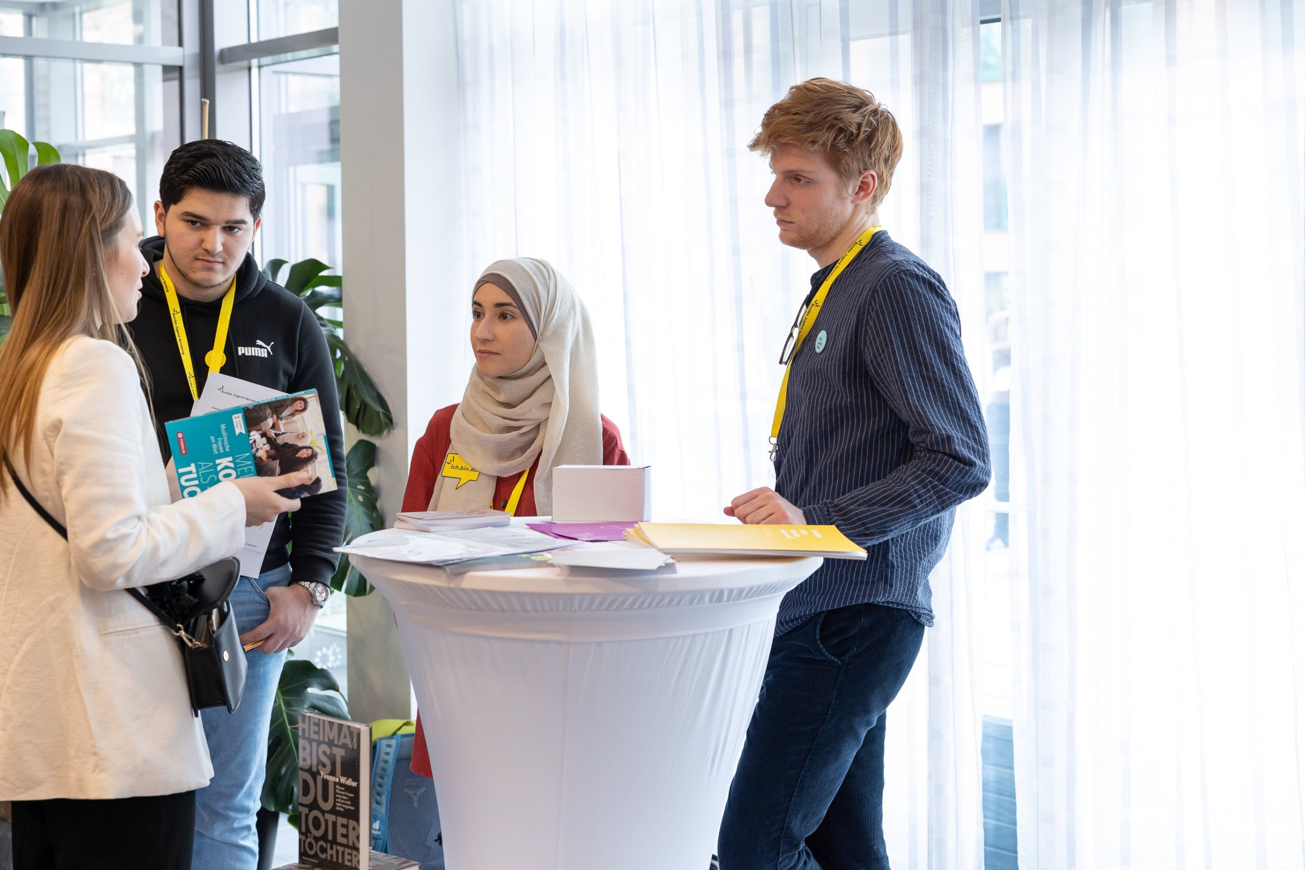 Vertreter*innen der BJV bei ihrem Infostand