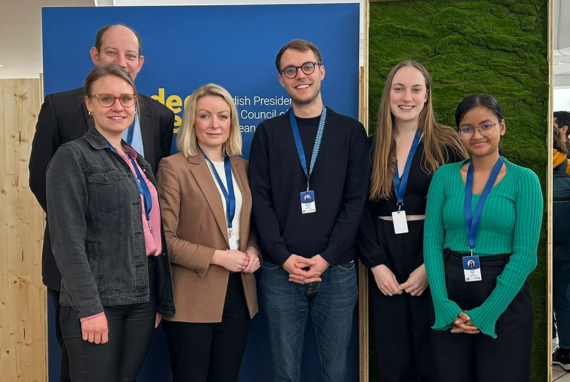 Die Europäischen Jugenddelegierten Cornelius Müller und Fariha Khan sowie Cäcilia Regner bei der EU-Jugendkonferenz in Schweden mit österreichischen Vertreter*innen