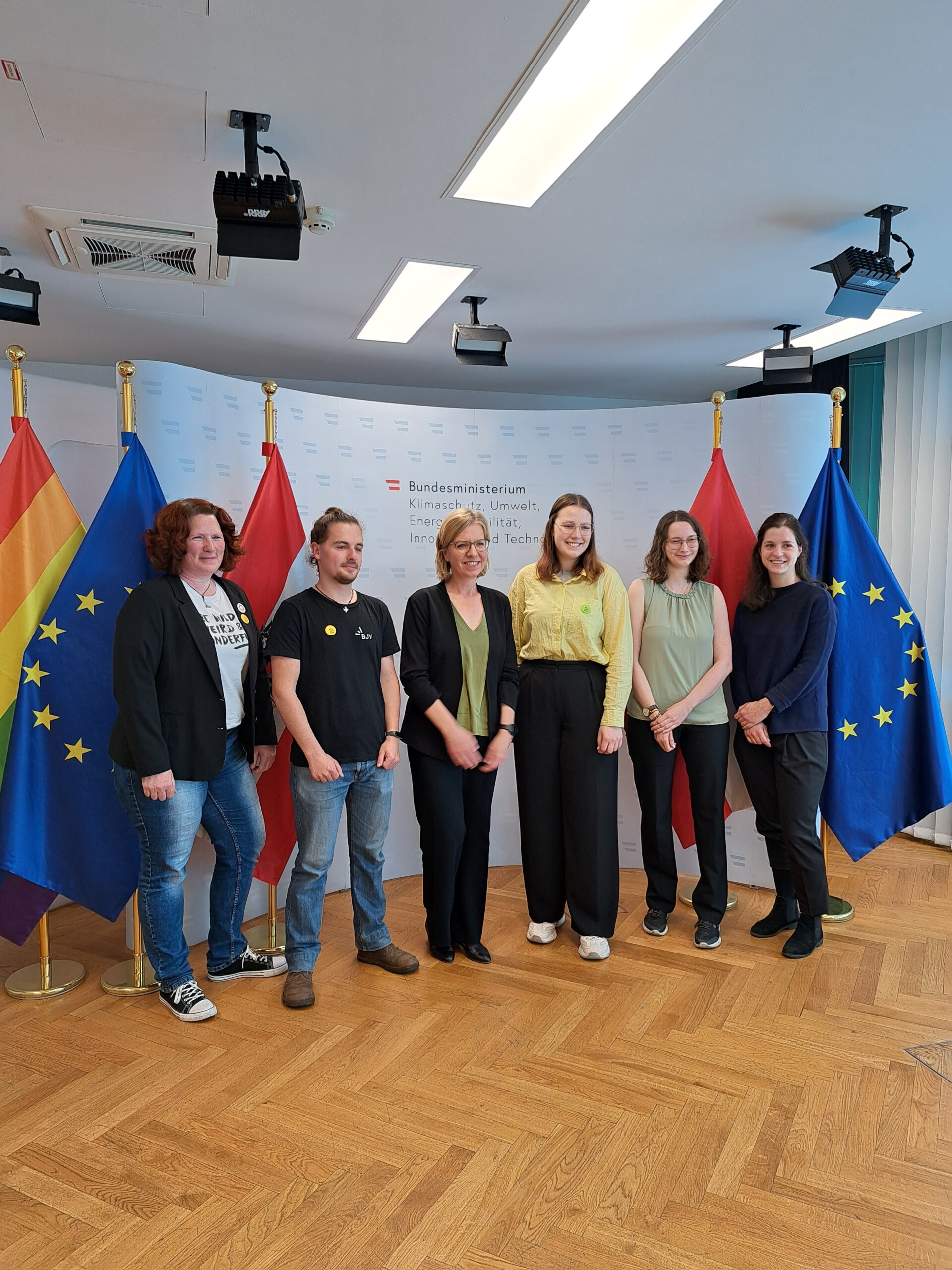 Klimaministerin Leonore Gewessler mit Teilnehmenden des Klimajugendrats, BJV-Vorstandsmitglied Rafael Haigermoser und den BJV-Referentinnen Maria Lettner und Sarah Zauner.