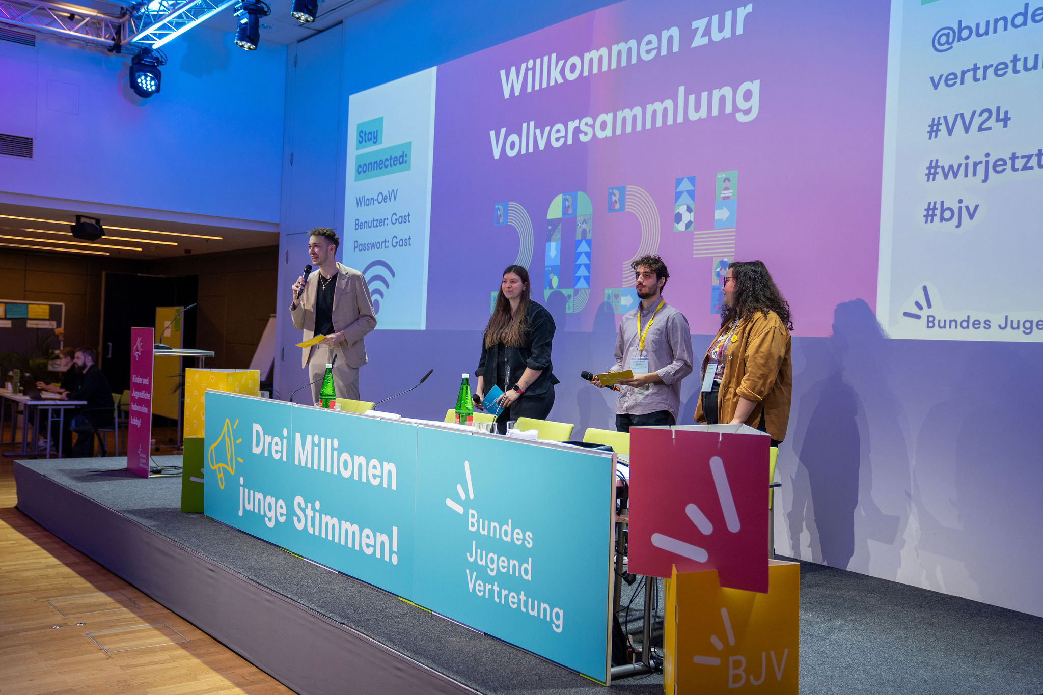 Das Vorsitzteam begrüßt die BJV-Vollversammlung.