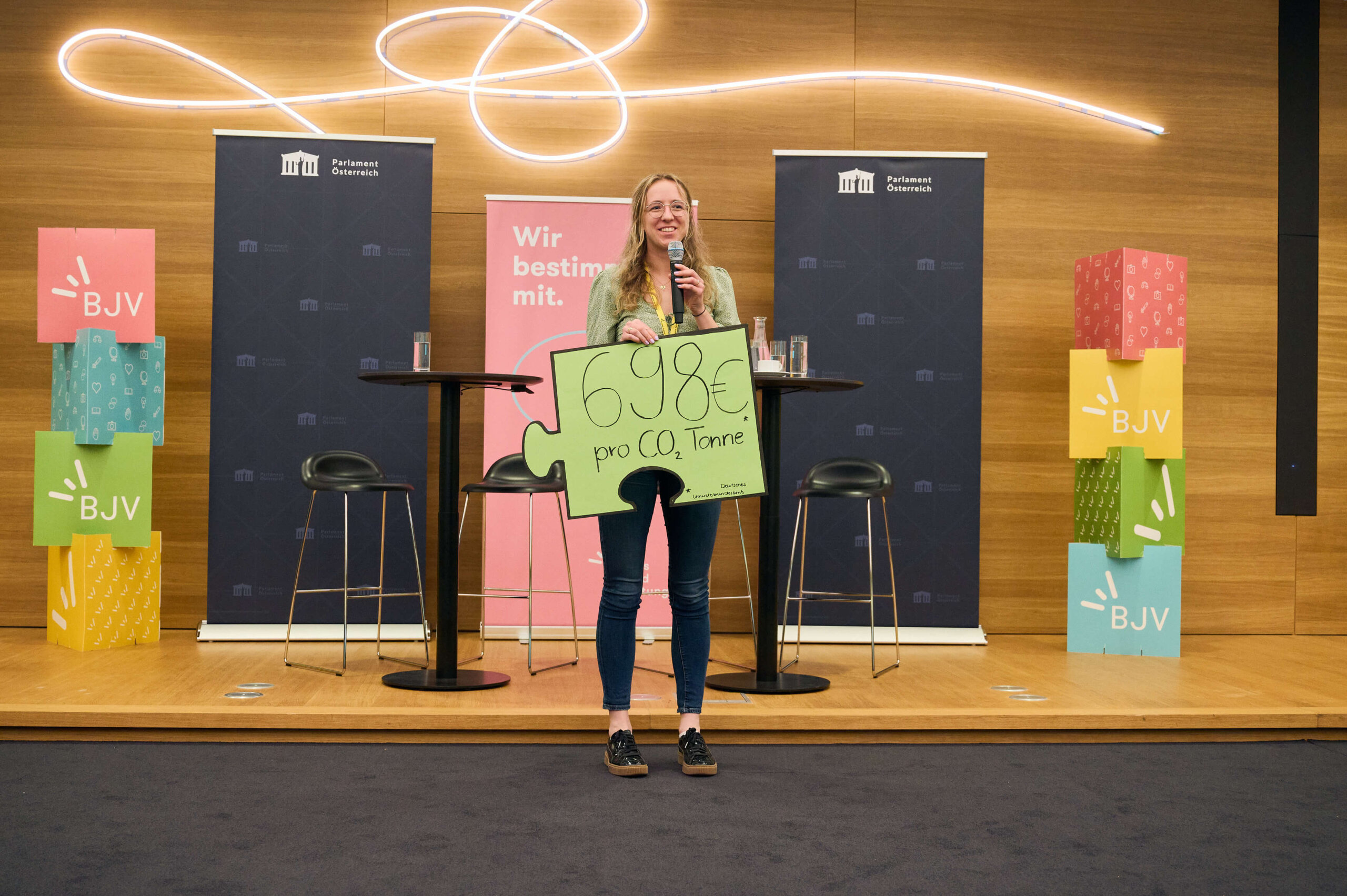 Eine Teilnehmerin des Klimajugendrats präsentiert ein Ergebnis des Dialogs.