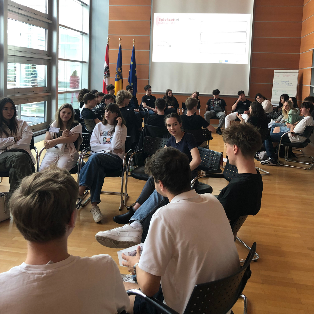 EU-Dialog in St. Pölten: Junge Menschen diskutieren mit Politiker:innen.