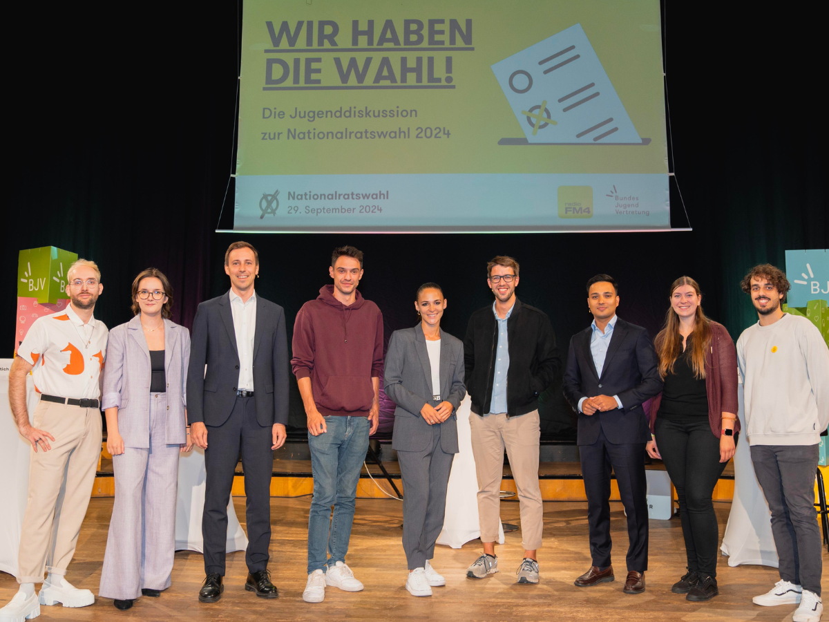 Vor der Diskussion "Wir haben die Wahl": Moderation Philipp Emberger, Emily Busvine, die Kandidat*innen zum Nationalrat Nico Marchetti, Paul Stich, Lisa Gubik, Felix Stadler, Yannick Shetty und die BJV-Vorsitzenden Sabrina Prochaska und Sabir Ansari (v.l.).