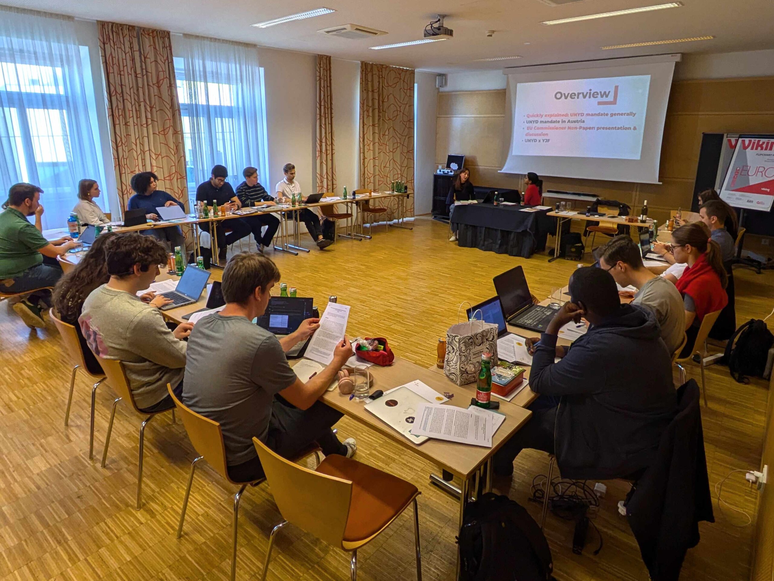 Das Bild zeigt die Teilnehmer*innen des Netzwerktreffens "Wählen ab 16" in der Diskussion