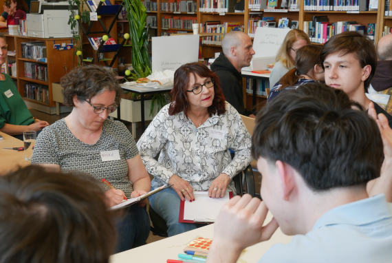 Austausch beim Politischen Dialog Von Kopf zu Kopf in einer Berufsschule