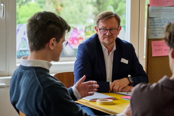 Jugendliche beim Politischen Dialog Von Kopf zu Kopf sprechen mit Abgeordneten Rudolf Silvan