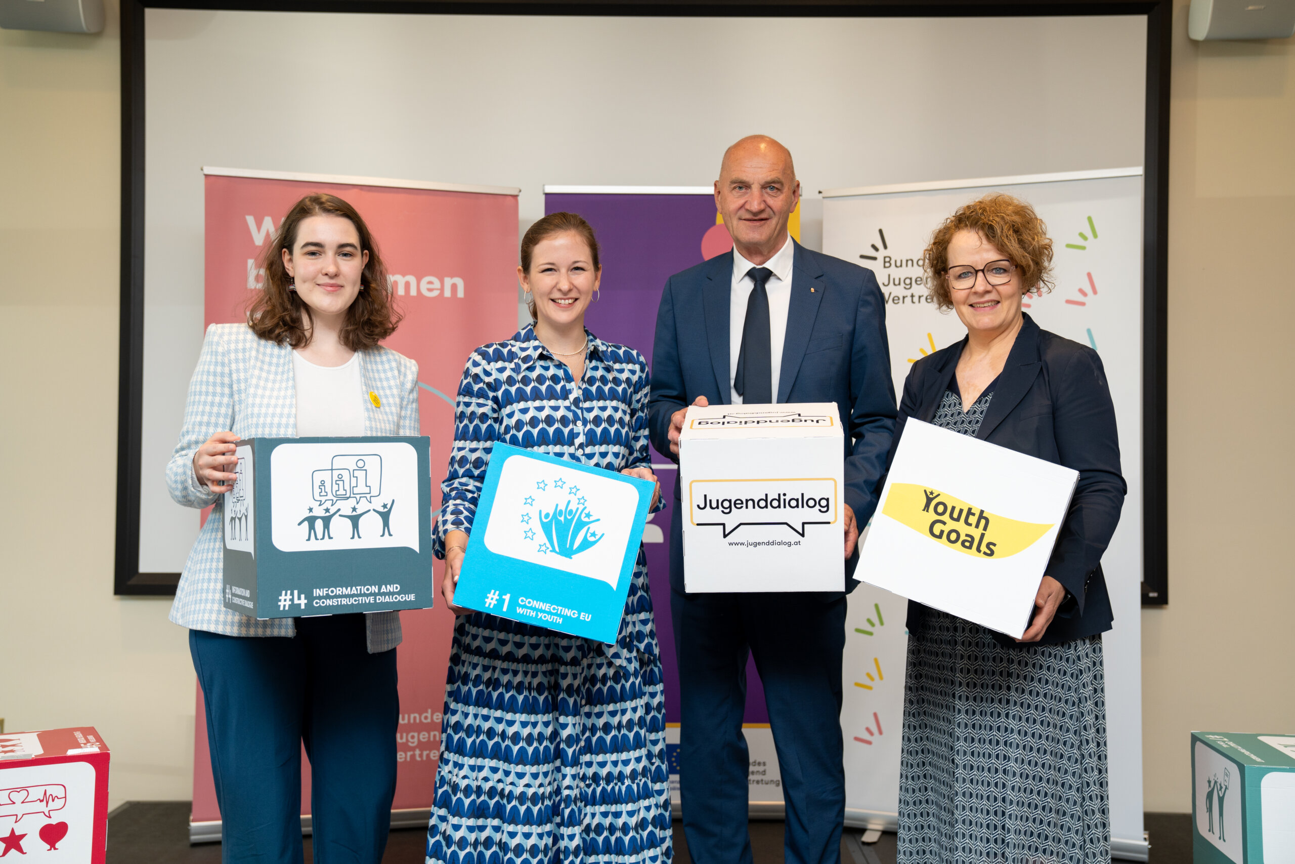 v.l.n.r.: Anna Schwabegger, Vorsitzende der Bundesjugendvertretung, Claudia Plakolm, Bundesministerin für Europa, Integration und Familie, Landesrat Christian Dörfel (Oberösterreich) und Landesrätin Christiane Teschl Hofmeister (Niederösterreich)