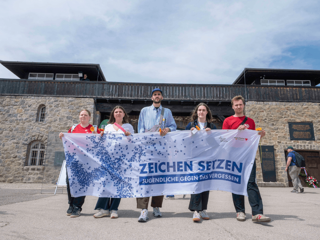 Dieses Bild zeigt einen Teil des BJV-Vorstandes beim Jugendgedenkzug in der KZ-Gedenkstätte Mauthausen, EInzug am Appellplatz