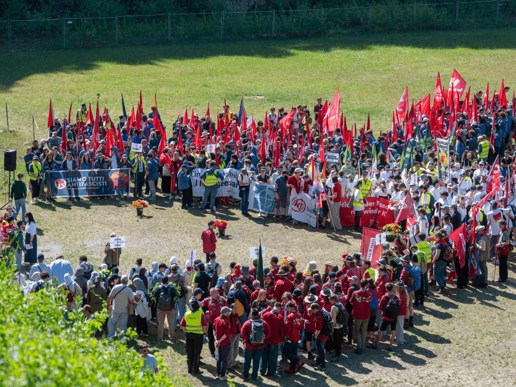 Dieses Bild zeigt den Beginn des Jugendgedenkzuges im Steinbruch des ehemaligen KZ Mauthausen