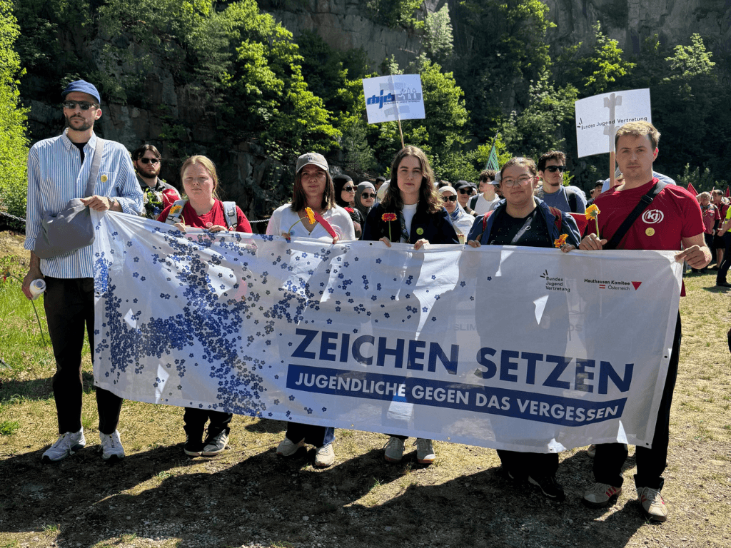 Dieses Bild zeigt einen Teil des BJV-Vorstandes beim Jugendgedenkzug in der KZ-Gedenkstätte Mauthausen