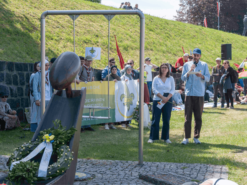 Das Bild zeigt die BJV-Vorsitzenden Lejla Visnjic und Ahmed Naief bei einer Rede