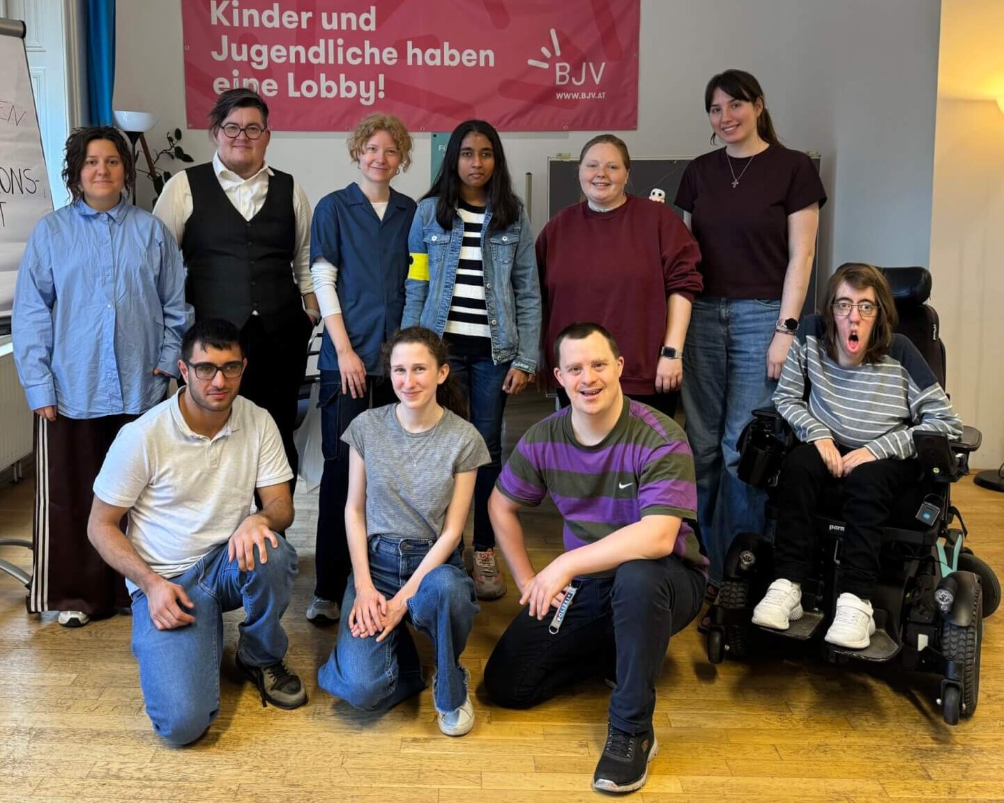Alle Mitglieder des Beirats stehen für ein Gruppenfoto beisammen.
