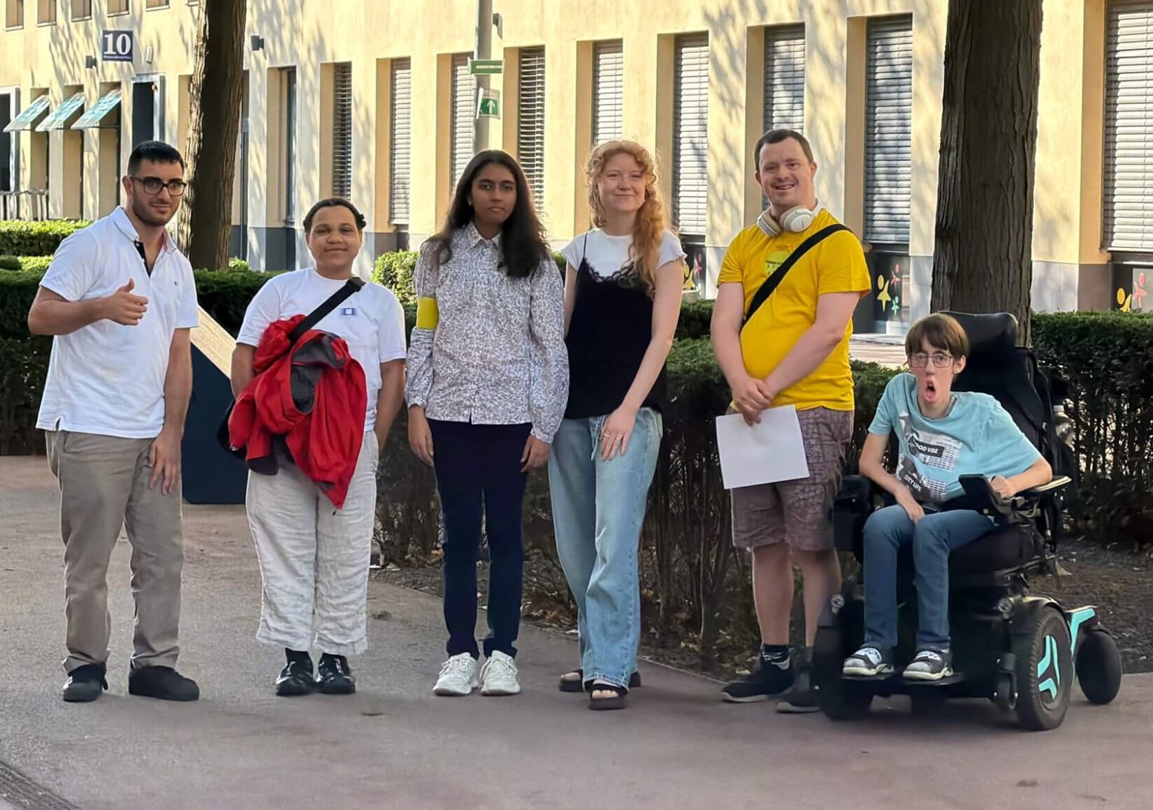 Die Mitglieder des Inklusionsbeirats posieren in einem Park.