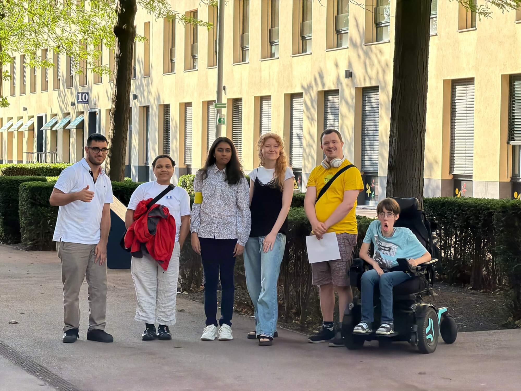 17. Treffen im Inklusionsbeirat Die Mitglieder des Inklusionsbeirats posieren in einem Park.