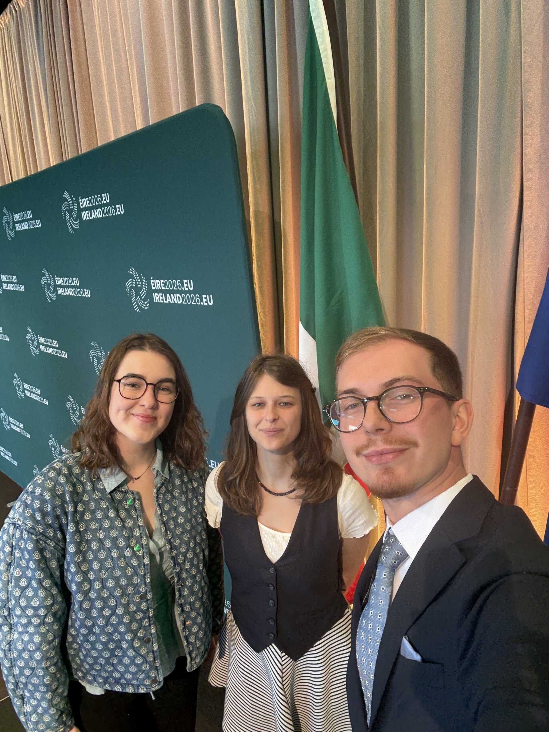 Selfie Anna, Anna und Andin BJV-Vorsitzende Anna Schwabegger und EYDs bei EU-Jugendkonferenz in Dublin